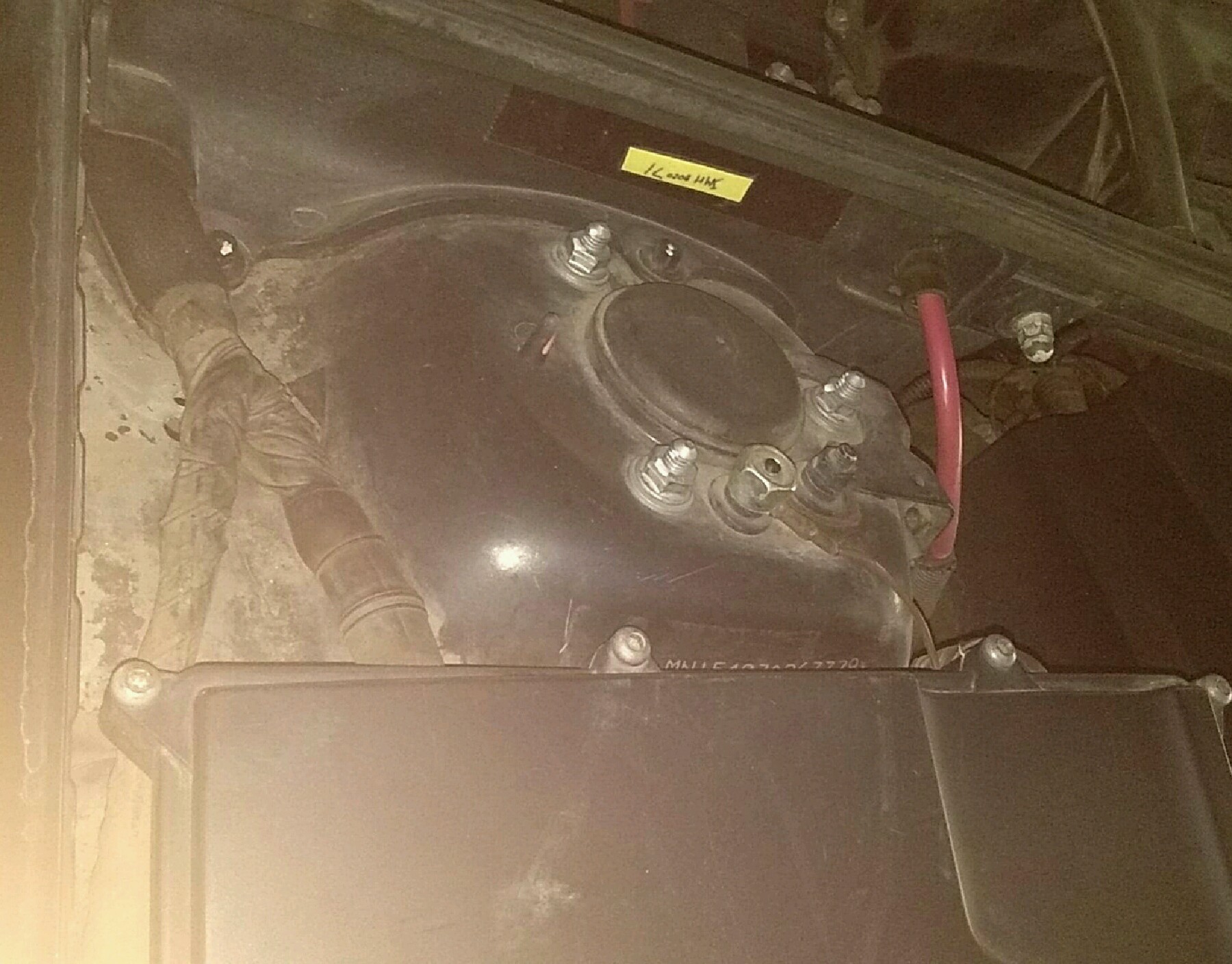 右前避震器座