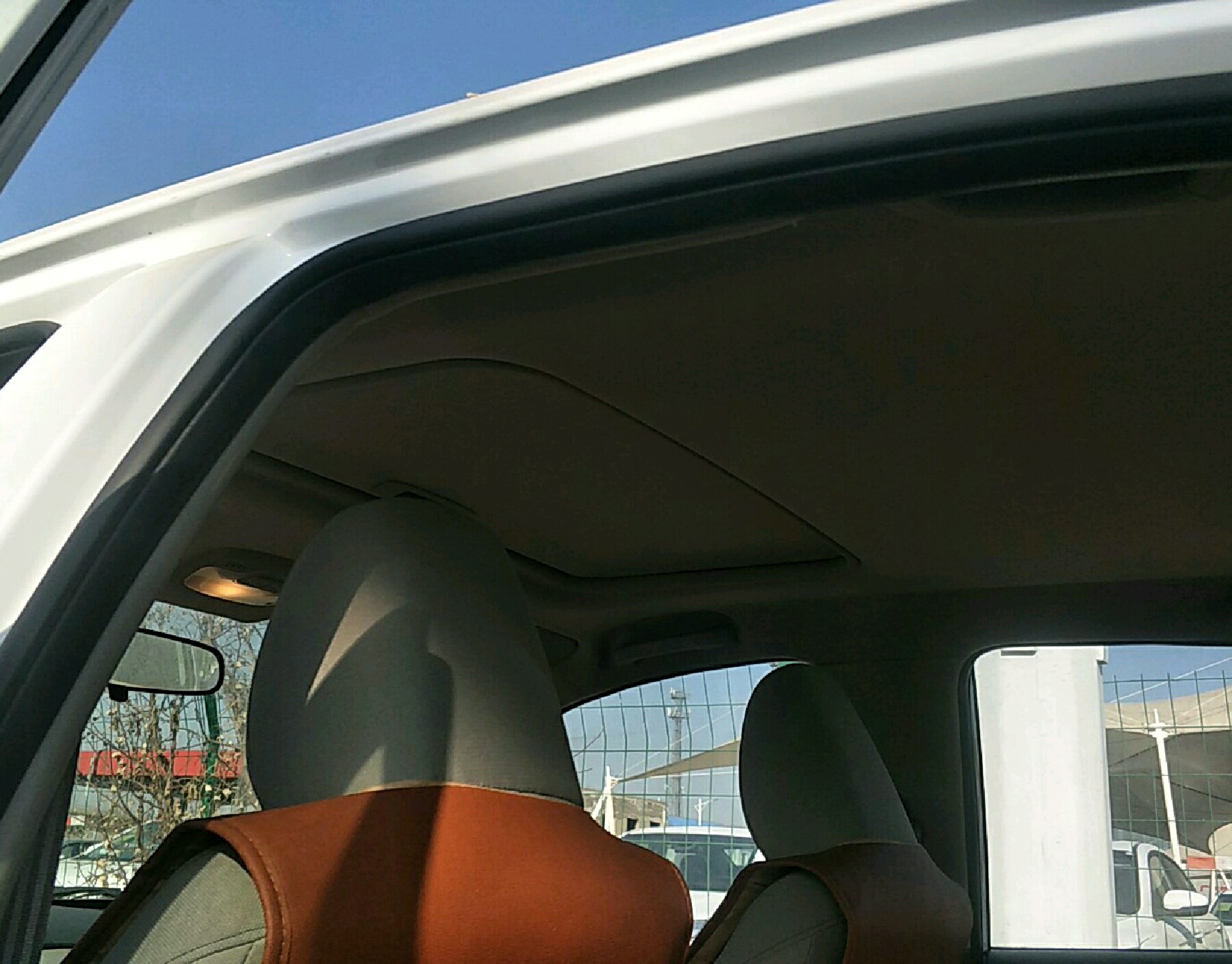 车辆内顶